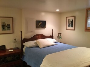 2 bedrooms, iron/ironing board, free WiFi, bed sheets - Olympia View Queen Anne Craftsmen  (Seattle)