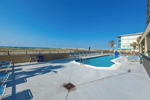 Pool - 5th FLOOR! Hotel on the Beach!!! FREE Wifi ~ Full Kitchen ~ Bunks (Gulf Shores)