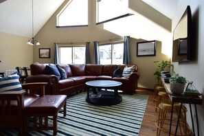 Smart TV, DVD player, streaming services - Beautiful, Bridges Bay Cabin #122  (ARNOLDS PARK)