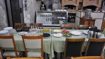 Se sirven desayunos, almuerzos y cenas; cocina turca