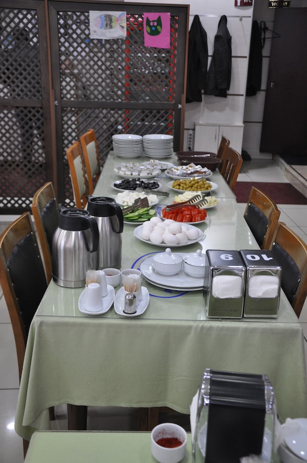 Déjeuner, dîner et souper servis sur place