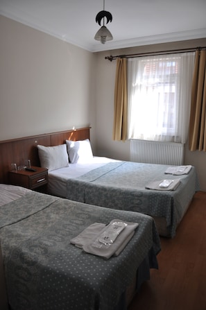 Safe på rommet, skrivebord og wi-fi (inkludert)