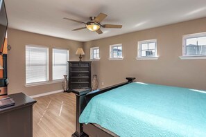 6 bedrooms, iron/ironing board, WiFi, bed sheets -  Private Pool! 6/5 bedroom 3/2 baths Sleeps up to 19  (Pensacola Beach)