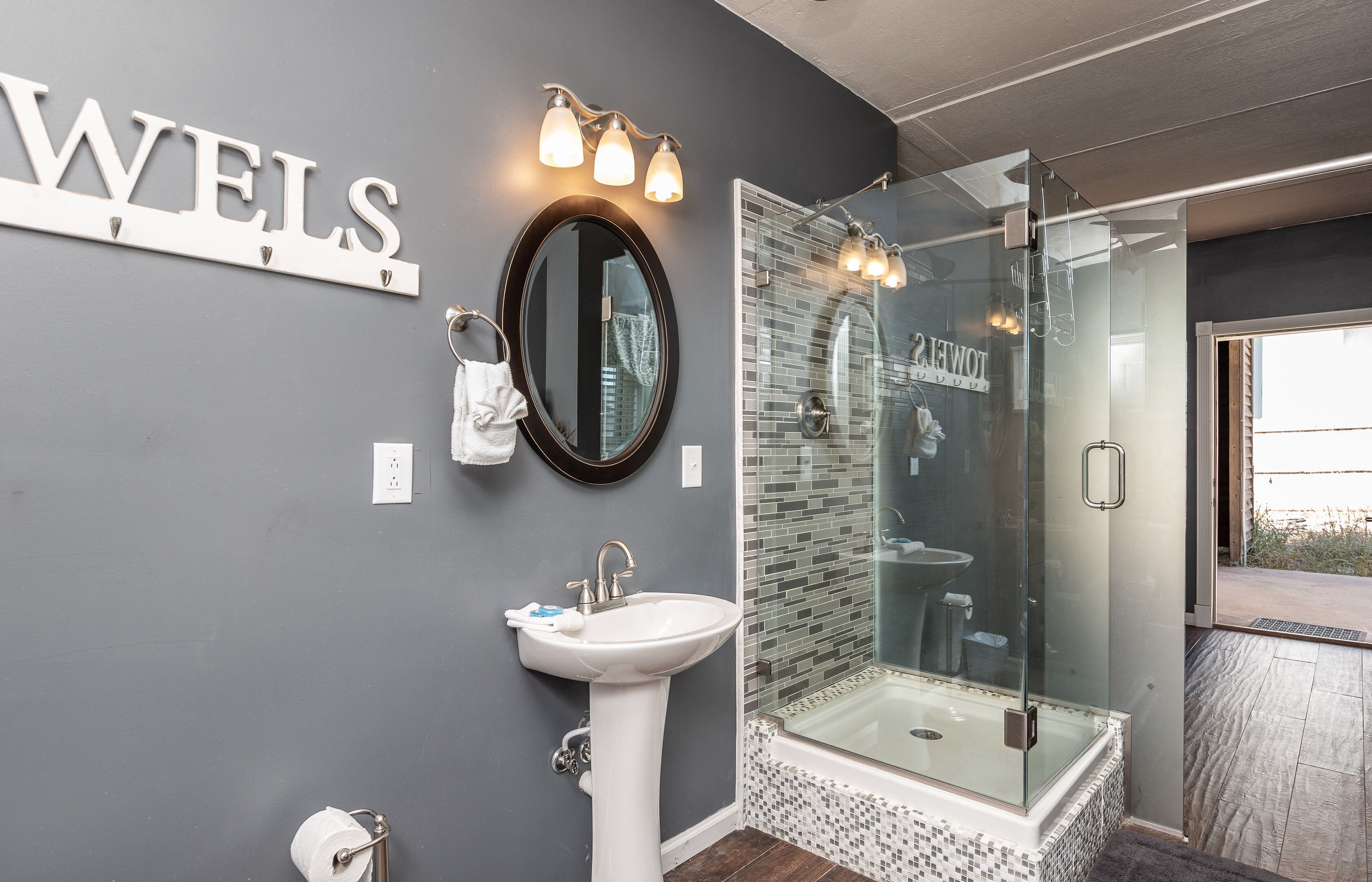 Bathtub, towels