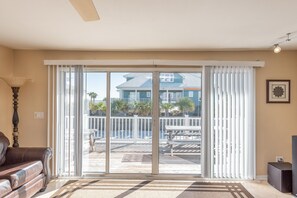 テレビ、テレビゲーム、DVD プレーヤー、ステレオ