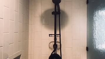 Douche, sèche-cheveux, serviettes fournies, papier toilette