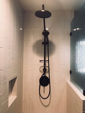 Dusche, Haartrockner, Handtücher, Toilettenpapier