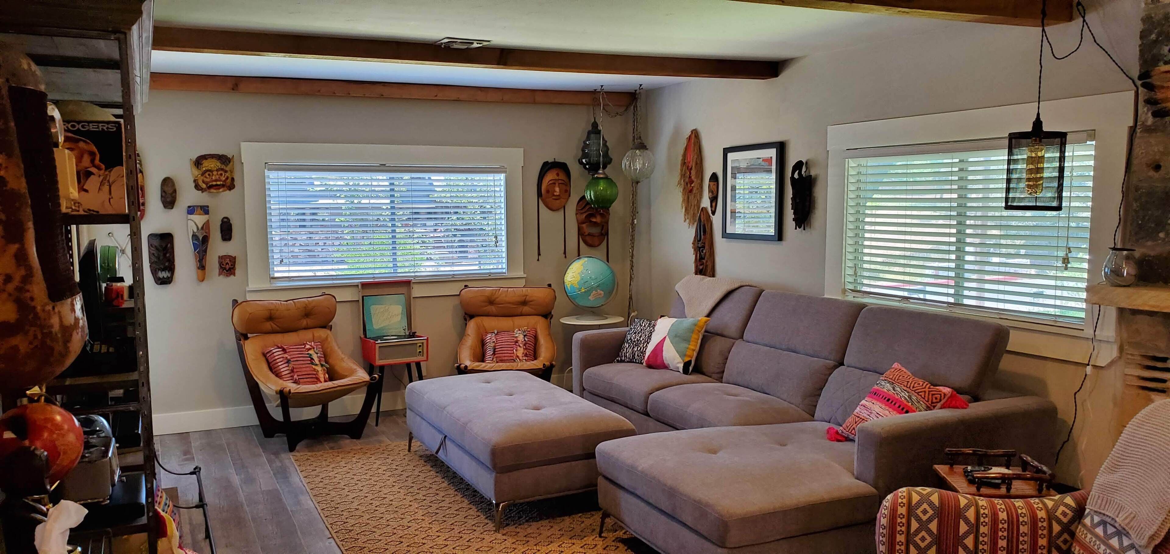 Téléviseur connecté, foyer, livres, chaîne audio