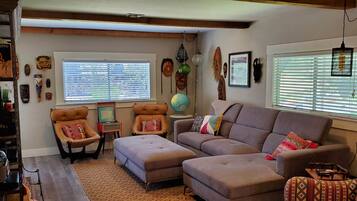 Téléviseur connecté, foyer, livres, chaîne audio