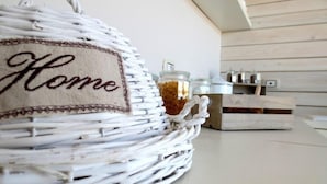 A wicker basket with a label that reads "Home" and a jar of spices. - Gatto Bianco Le Terrazze (Bari)