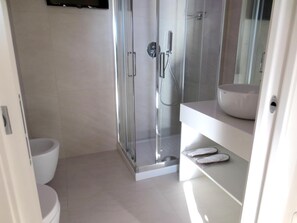 Shower, hair dryer, bidet, towels - Gatto Bianco Le Terrazze (Bari)
