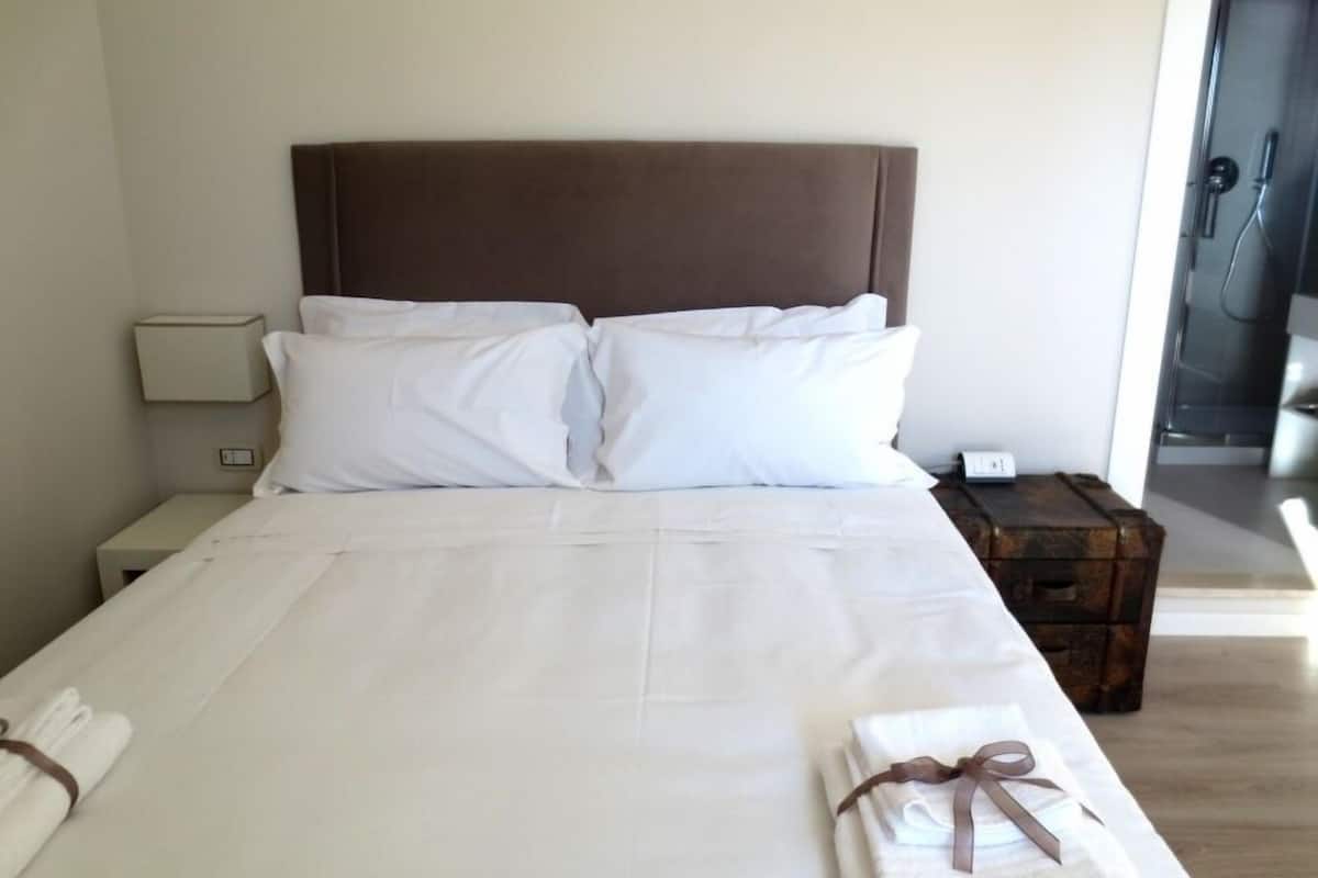 Desk, soundproofing, cots/infant beds, free WiFi