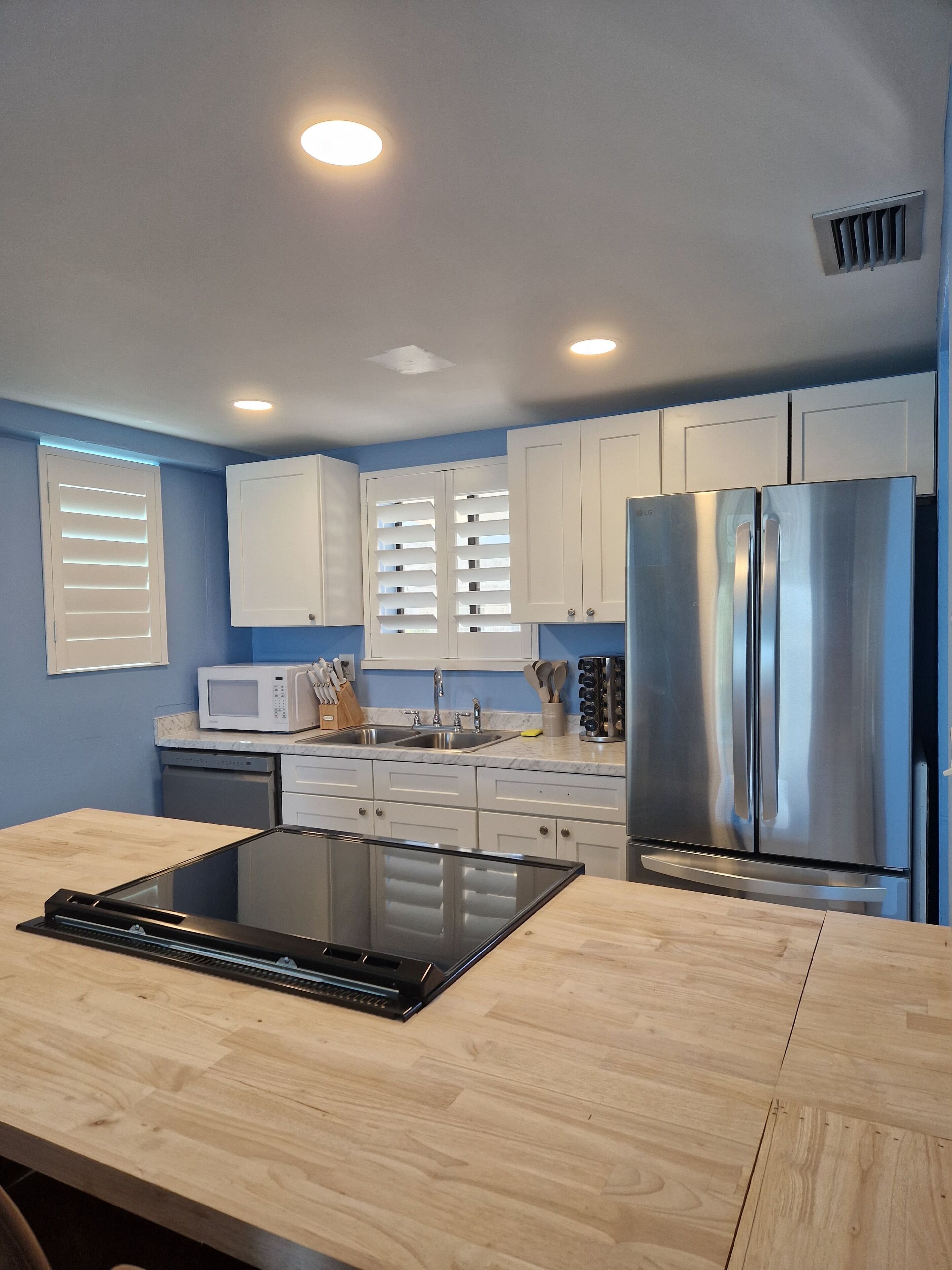 Jääkaappi, mikroaaltouuni, uuni, liesi