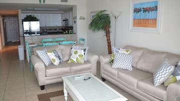 TV connectée, lecteur de DVD, livres, vidéothèque