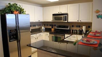 Een koelkast, een magnetron, een oven, een kookplaat