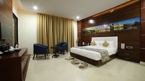 Luxury Double Room | Desk, soundproofing, rollaway beds, free WiFi