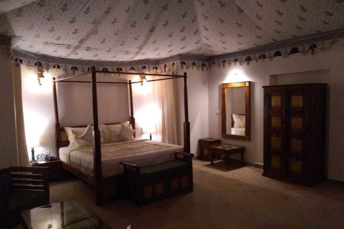 Luxury Tent | Desk, soundproofing, rollaway beds, free WiFi