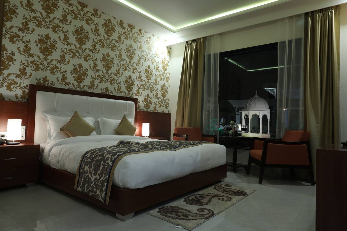 Premium Double or Twin Room, 1 Double Bed, Accessible | Desk, soundproofing, rollaway beds, free WiFi