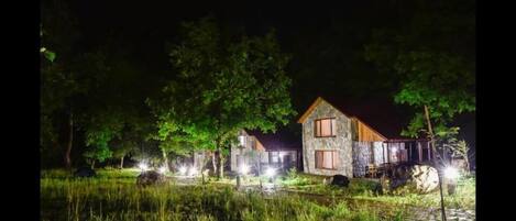 Voorkant accommodatie - avond/nacht