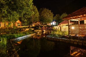 Fachada de la propiedad por la tarde o noche