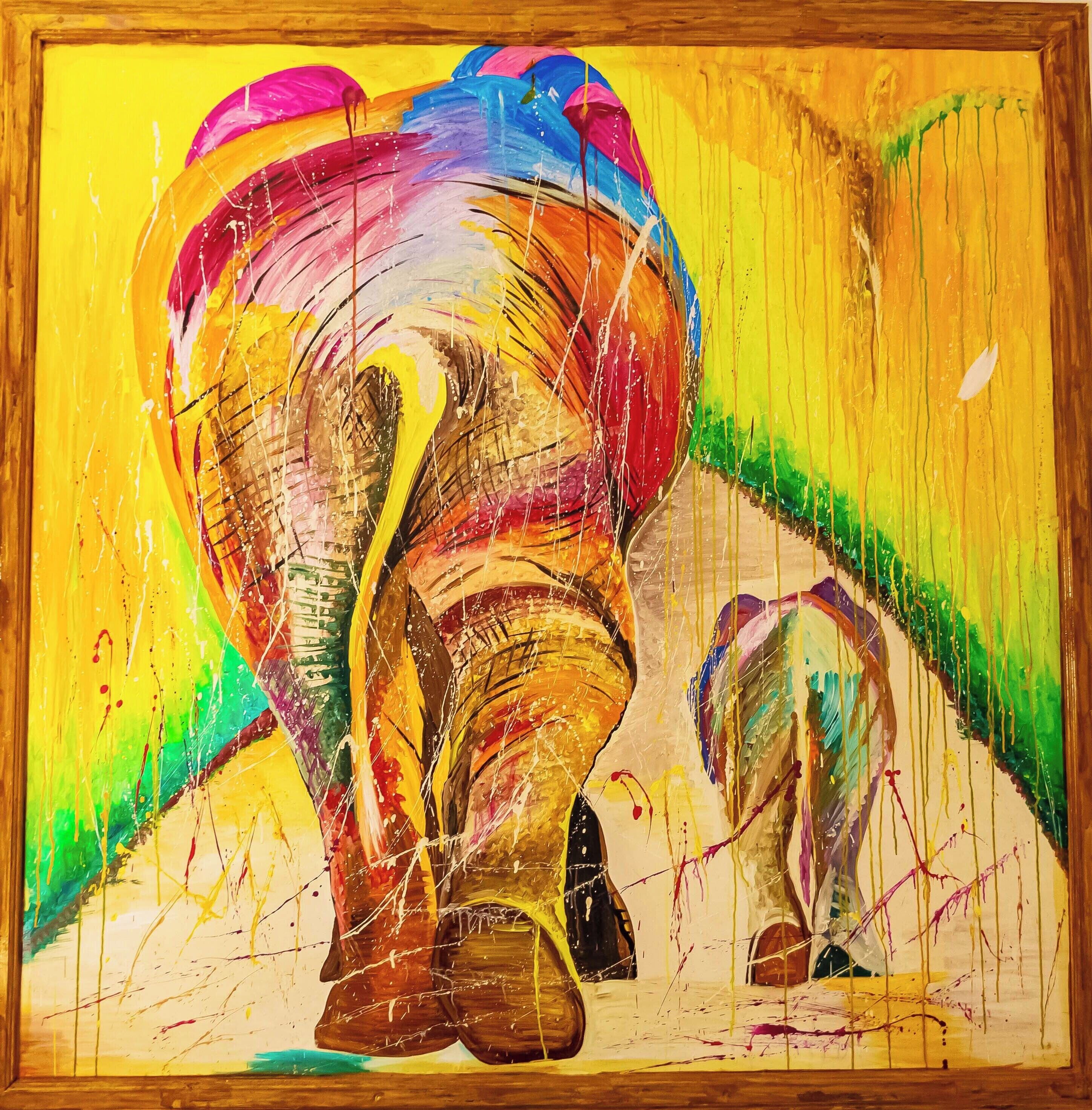 Una pintura abstracta vibrante con una gran figura de elefante y una más pequeña en primer plano, enmarcada en madera.