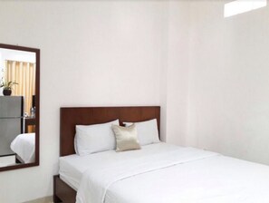 Habitación básica doble, 1 cama Queen size | Escritorio y wifi gratis