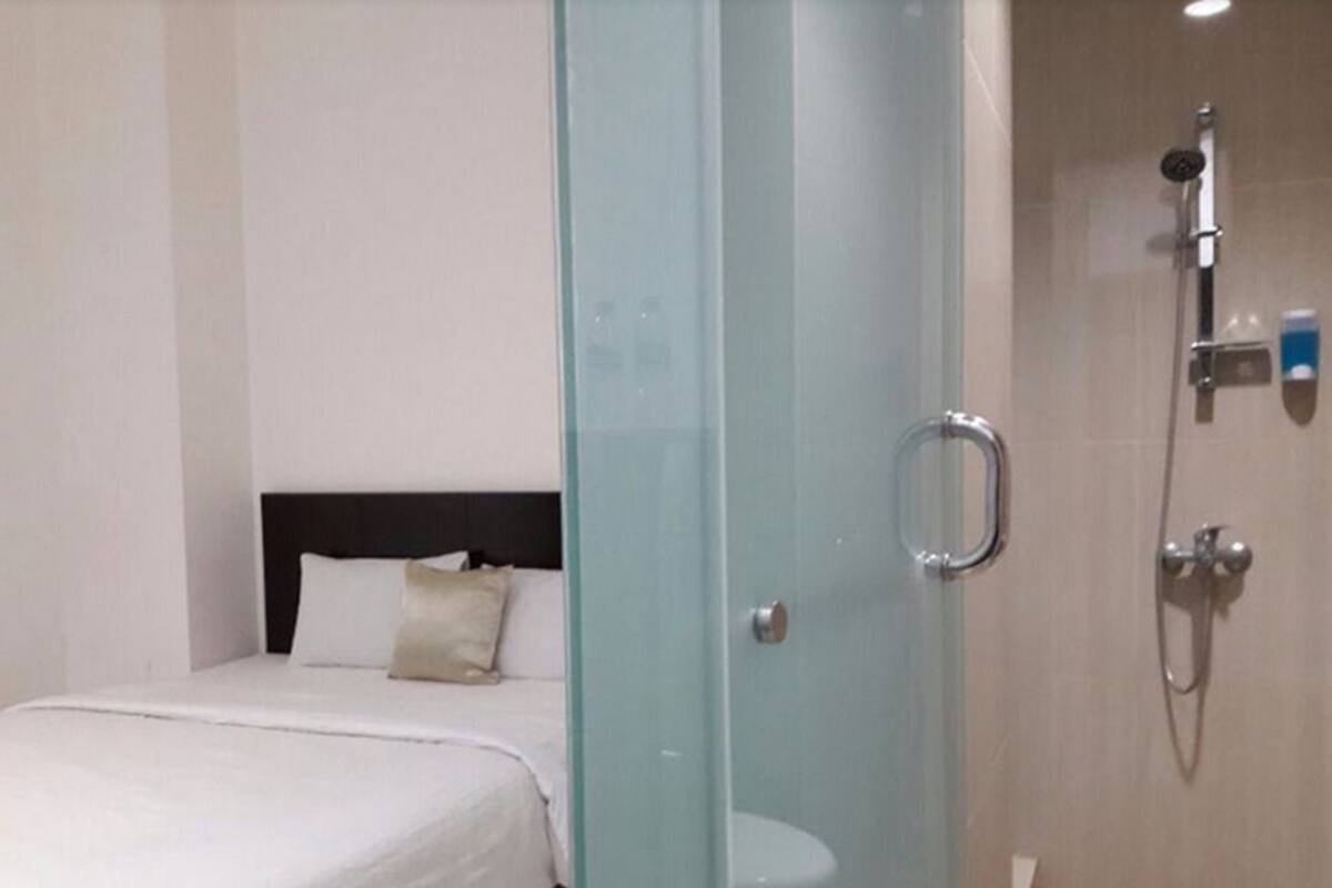 Habitación básica doble, 1 cama Queen size | Escritorio y wifi gratis