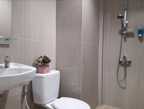 Habitación básica doble, 1 cama Queen size | Baño | Regadera, amenidades de baño gratuitas, toallas