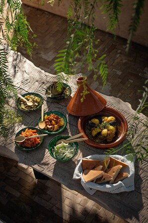Serveert ontbijt, lunch, diner, Marokkaanse gerechten 