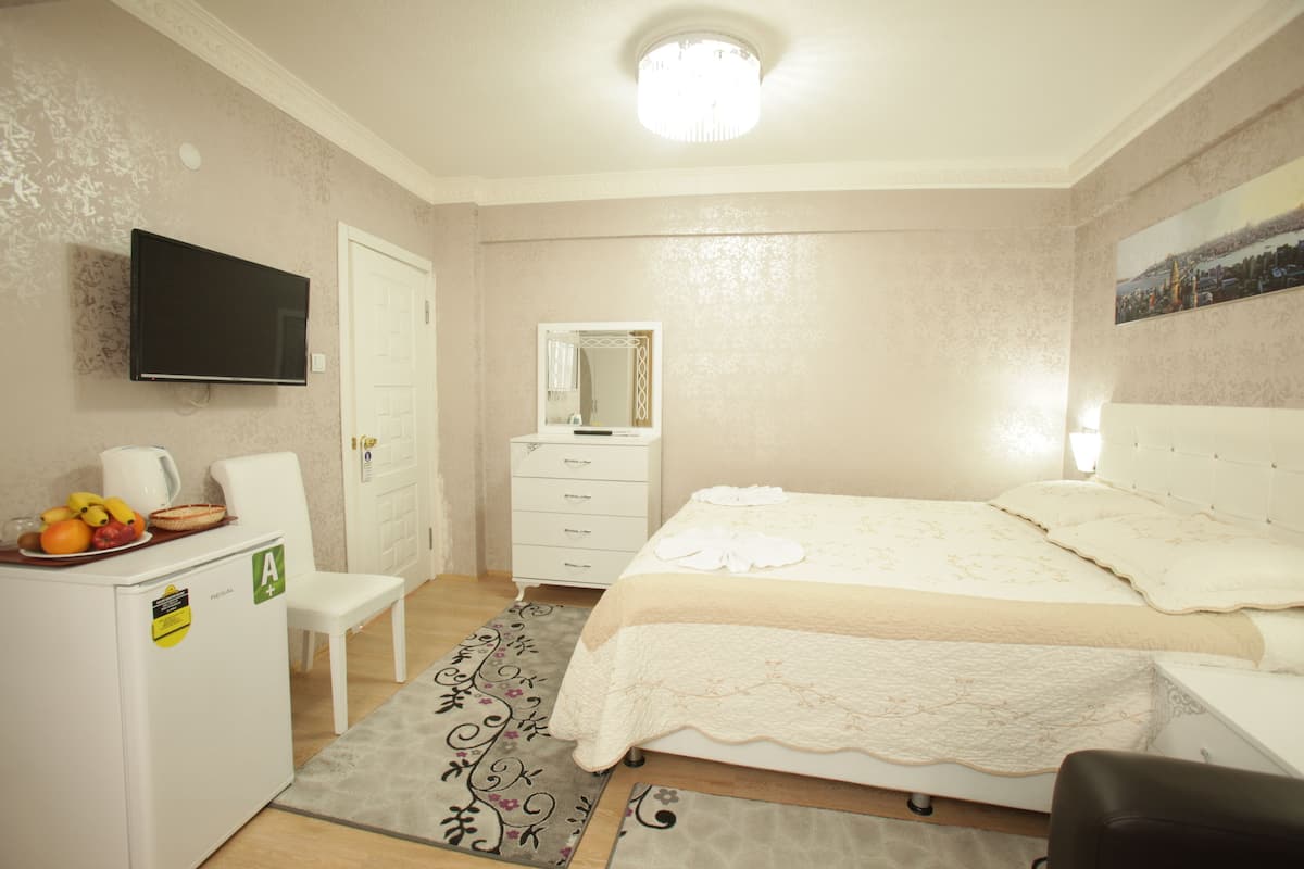 In-room safe, soundproofing, iron/ironing board, free WiFi