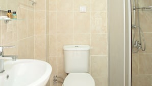 A bathroom with a toilet, sink, and shower. - Hotel Terrace Istanbul (Istanbul)