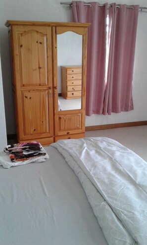 Chambre Double pour 1 personne, 3 chambres | 3 chambres, fer et planche à repasser, Wi-Fi gratuit, draps fournis