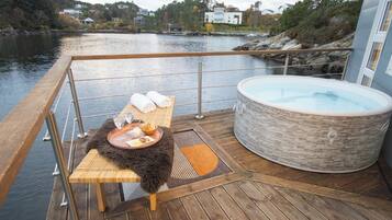 Villa Luxe, 6 chambres, vue montagne, sur l'eau | Terrasse/Patio