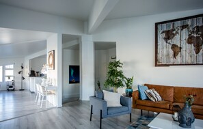 Villa de lujo, 6 habitaciones, vista a la montaña, sobre el agua | Sala de estar | Televisión de pantalla plana 