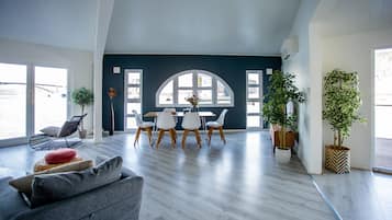 Coin salon dans le hall