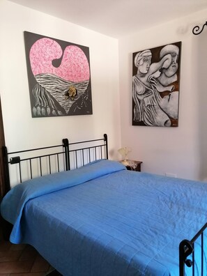 Escritorio, espacio para trabajar con laptop y wifi gratis