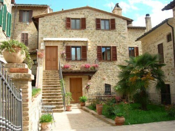 Front of property - La Piazzetta (Bettona)
