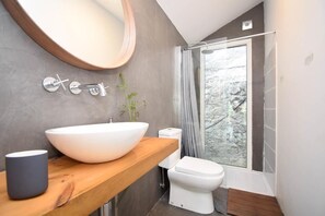 Bungalow familiar, 1 cama de matrimonio con sofá cama, vistas al jardín, en la zona del jardín | Cortinas opacas, tabla de planchar con plancha, wifi gratis