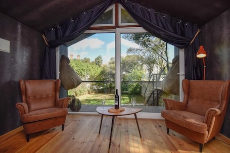 舒适平房, 1 张大床, 花园景观, 花园 | 遮光窗帘、熨斗/熨板、免费 WiFi、床单