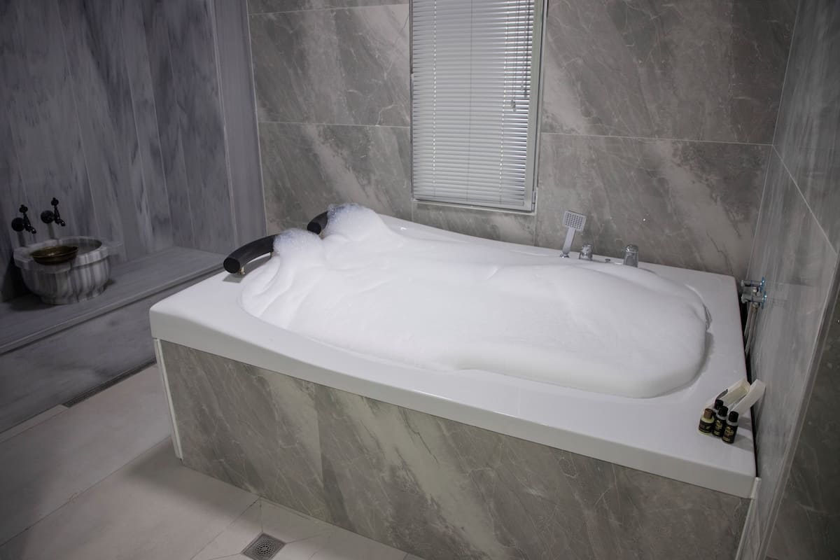 Suite estudio empresarial | Baño | Regadera, amenidades de baño de diseñador, secadora de cabello