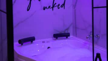 Premium Studio Suite, 1 Queen Bed, Smoking | Bathroom