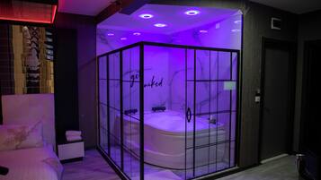 Premium Studio Suite, 1 Queen Bed, Smoking | Bathroom