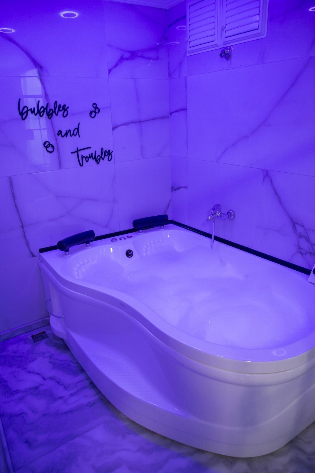 Romantic Suite | Bathroom | Shower, designer toiletries, hair dryer, slippers