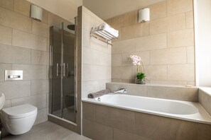 Deep-soaking bathtub, free toiletries, towels - Chateau Terre Blanche (Chalabre)