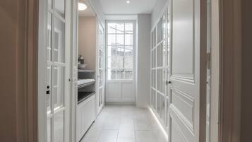 Bañera profunda, artículos de higiene personal gratuitos y toallas