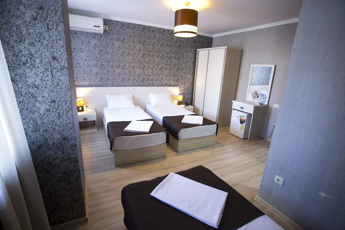 Chambre triple familiale, vue sur la montagne | Literie de qualité, minibar, coffre-fort, bureau