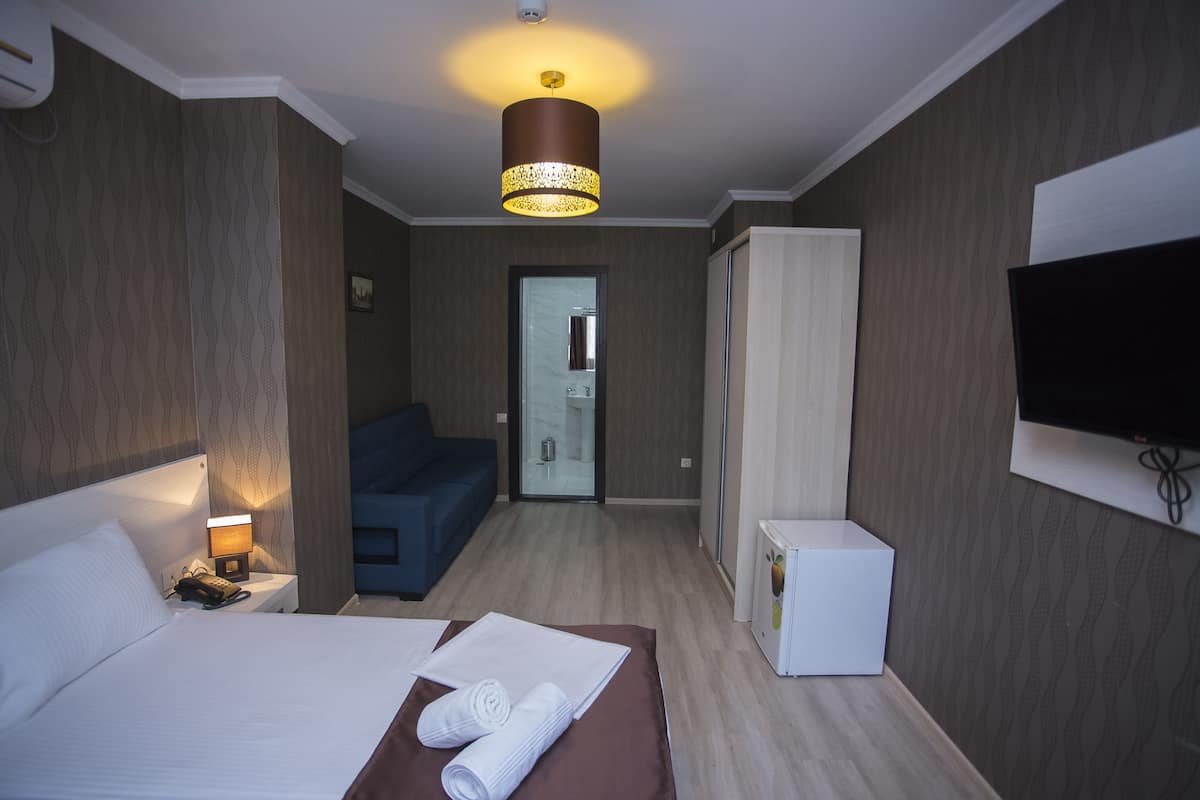 Chambre simple Standard, 1 très grand lit, vue sur le jardin | Literie de qualité, minibar, coffre-fort, bureau