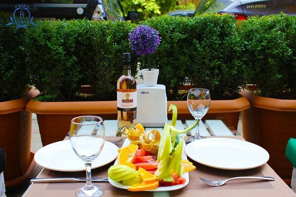 Outdoor dining - Hotel & Cafe Batus (Batumi)