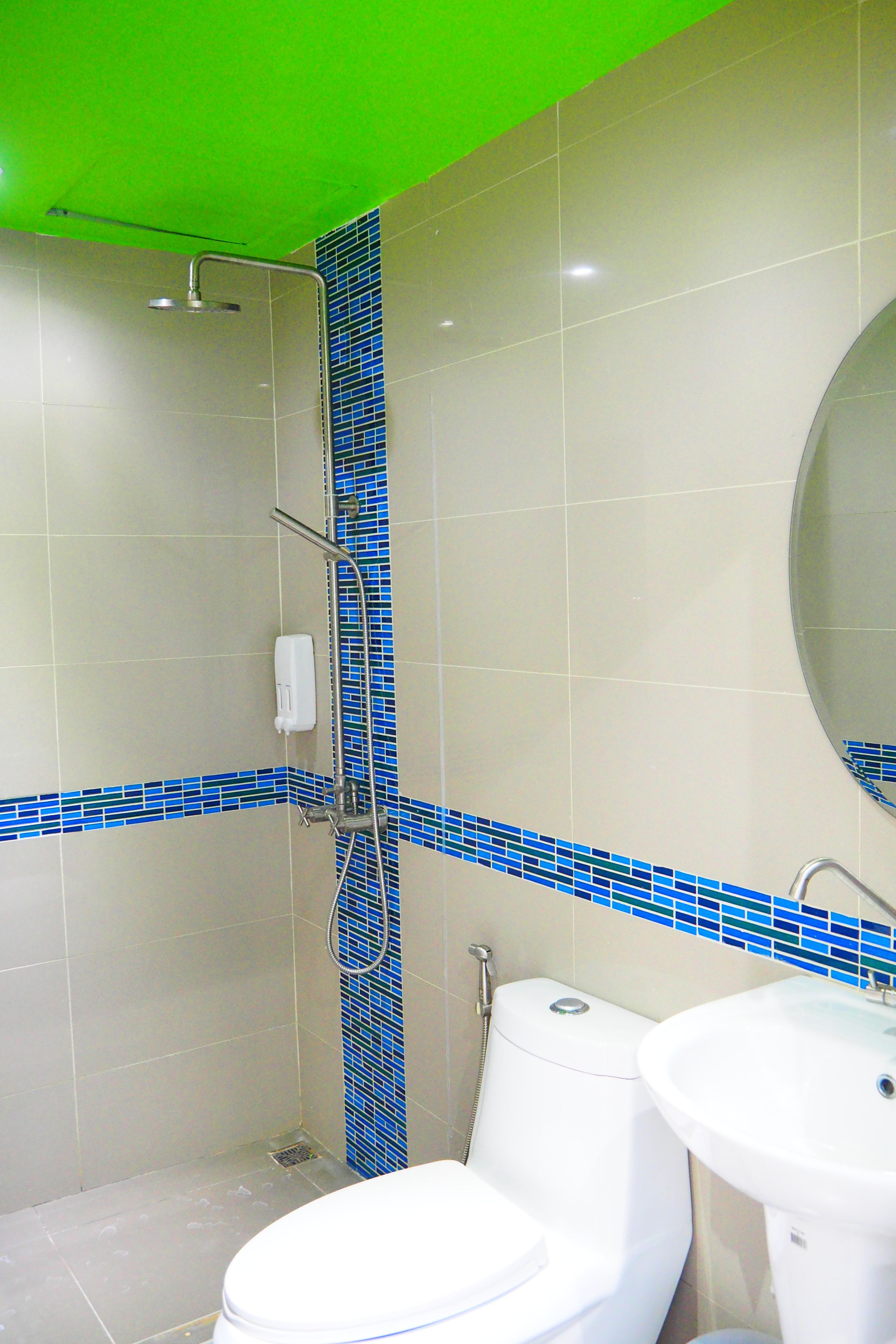 shower, rainfall showerhead, free toiletries, hair dryer