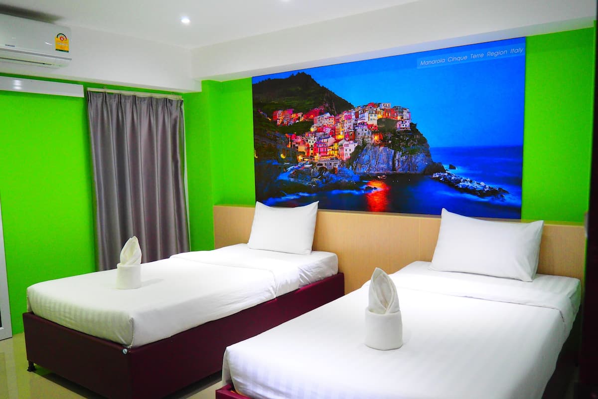 Twin kamer | Een bureau, een laptopwerkplek, verduisterende gordijnen